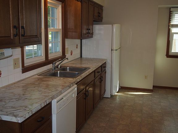 Refrigerator is provided.