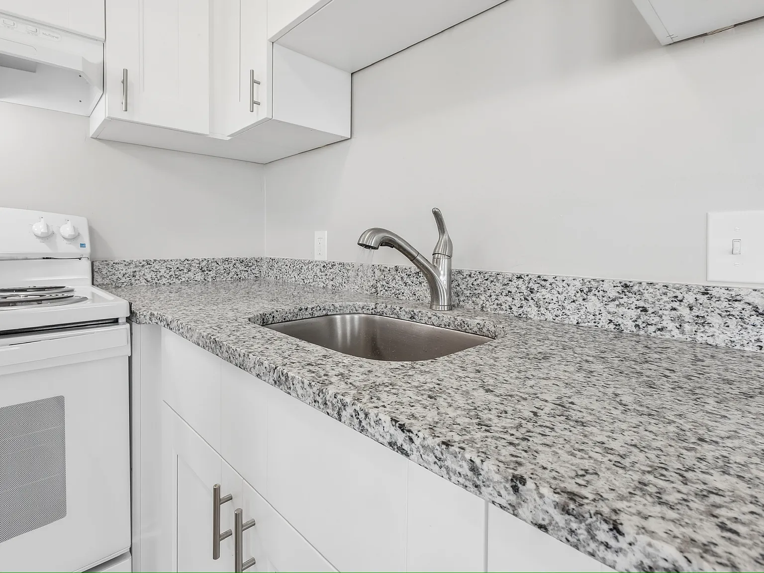 2 bed, 850 sqft, $2,295 — Photo 3