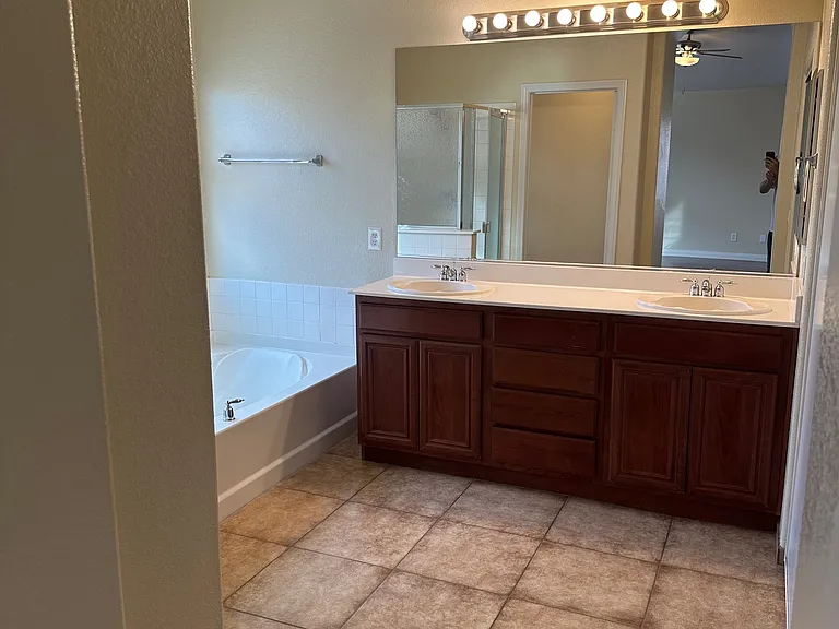 11453 Diveley Ave — Photo 19