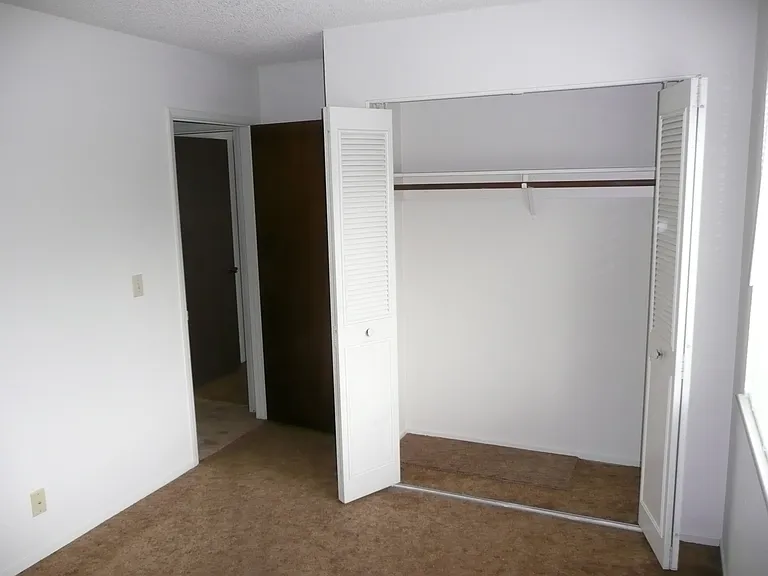 406 W Locust St — Photo 6