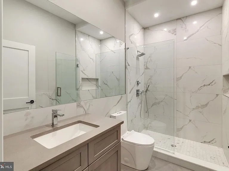 752 S 16th St #1B — Photo 8