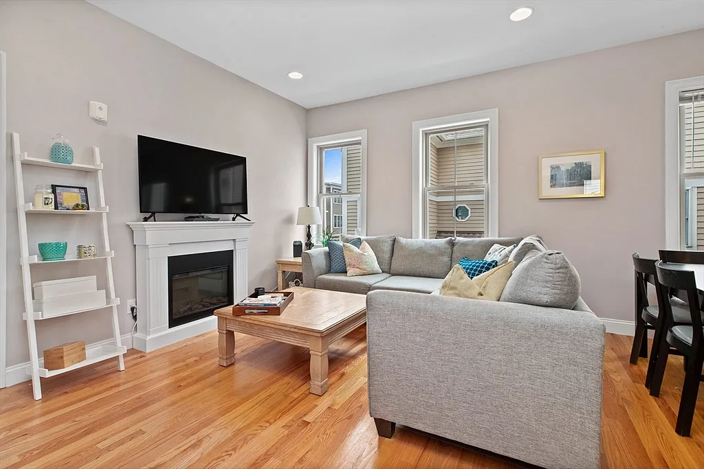 2 bed, 2.0 bath, 830 sqft, $3,400 — Photo 4