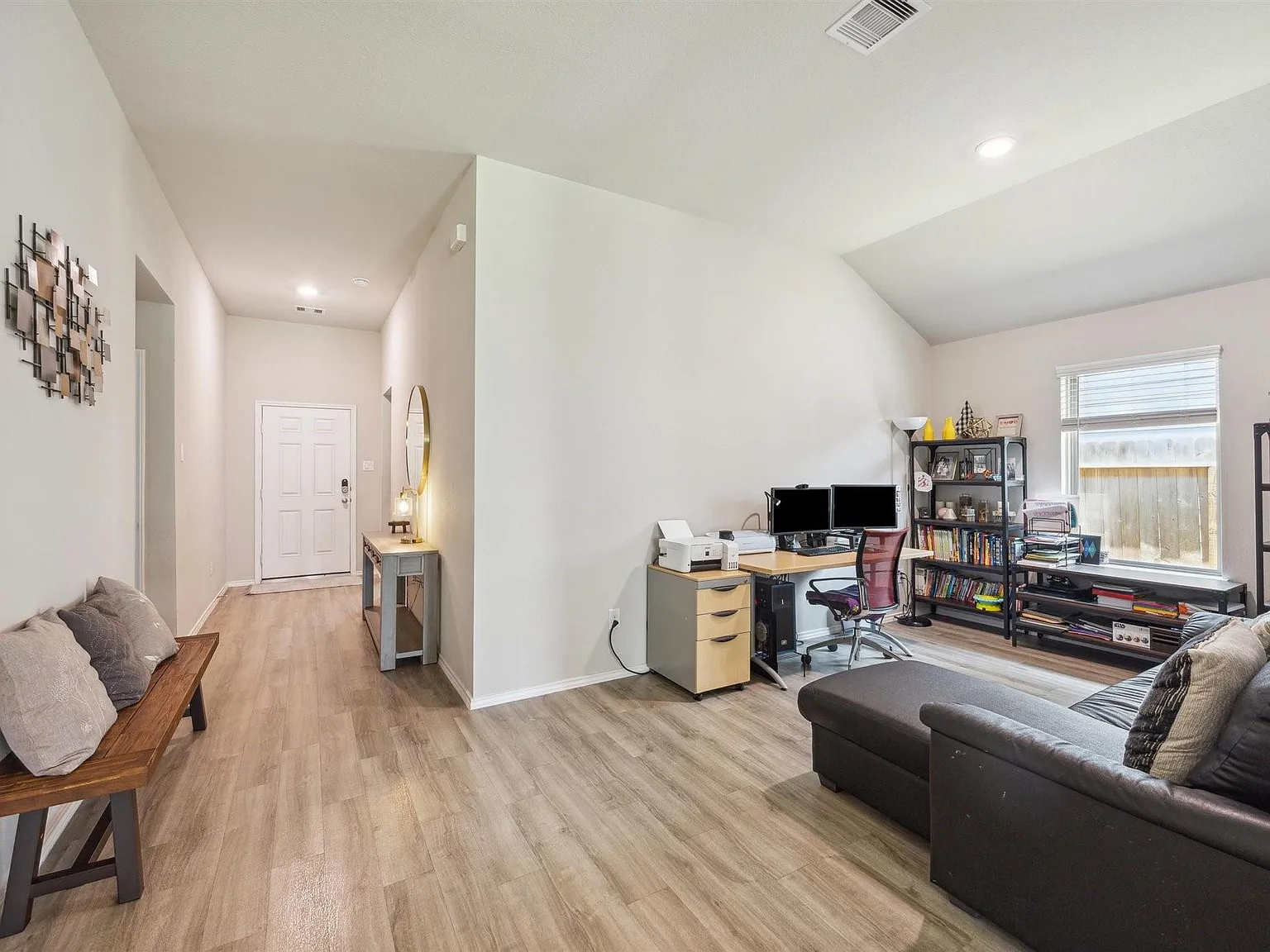4 bed, 3.0 bath, 2100 sqft, $2,400 — Photo 4