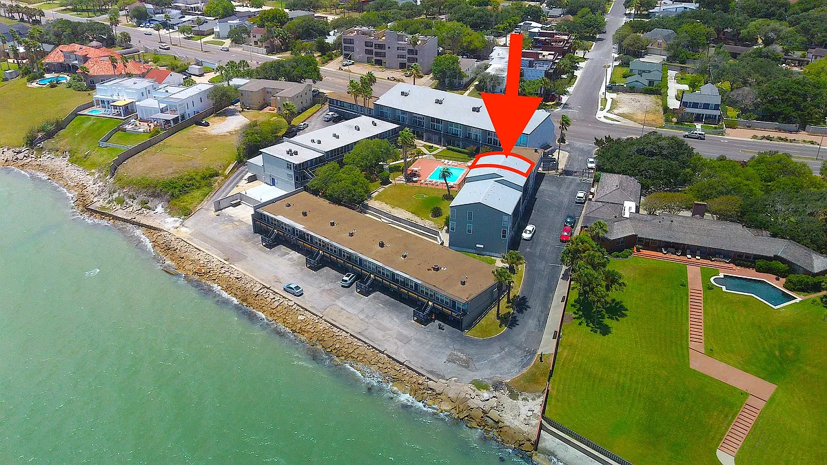 Building Photo - 3402 Ocean Dr #1
