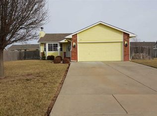 616 S Country Lakes Cir, Haysville, KS 67060