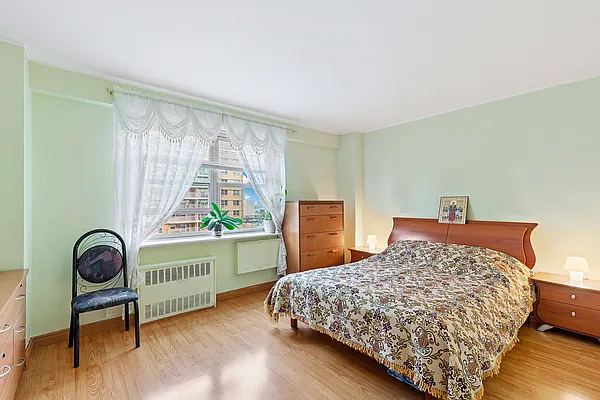 Sold by Thomas Lipovetsky, LREB | media 20