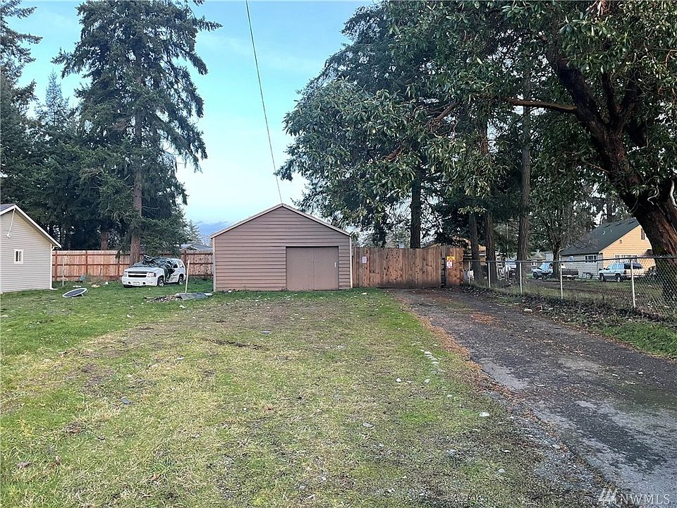 Welcome to opportunity! Lot ready to build on in the Tacoma community. 
