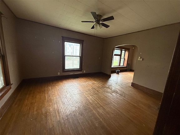 5th image of 12 Bremer Ave