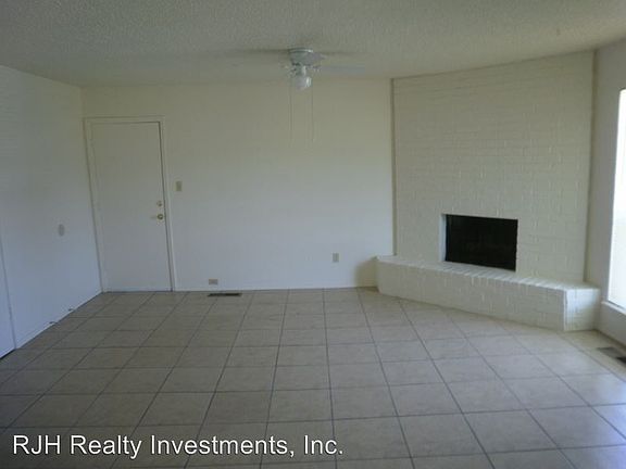 3rd image of 1009 Acacia Cir
