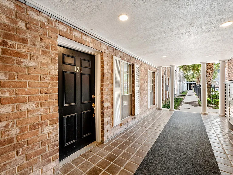 359 N Post Oak Ln #127 — Photo 4