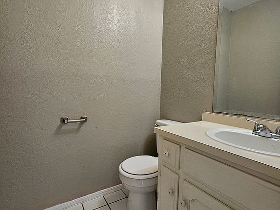 5th image of 2121 Beaumont Dr APT D