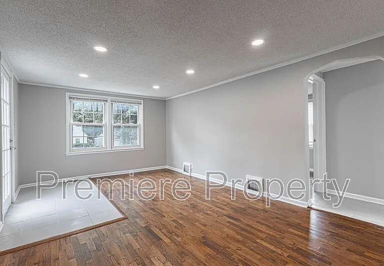 7826 Summit St — Photo 2