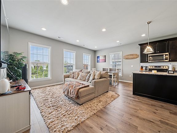 3rd image of 1431 Hastings Cres S