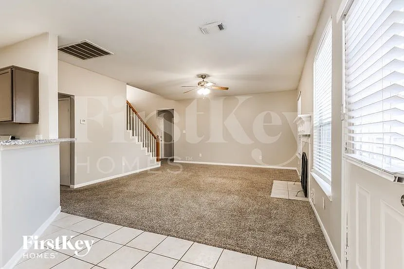 4 bed, 2.5 bath, 2492 sqft, $2,630 — Photo 3