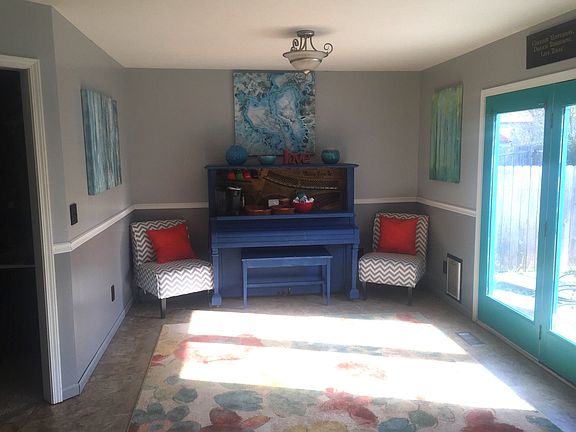 Sitting area off kitchen