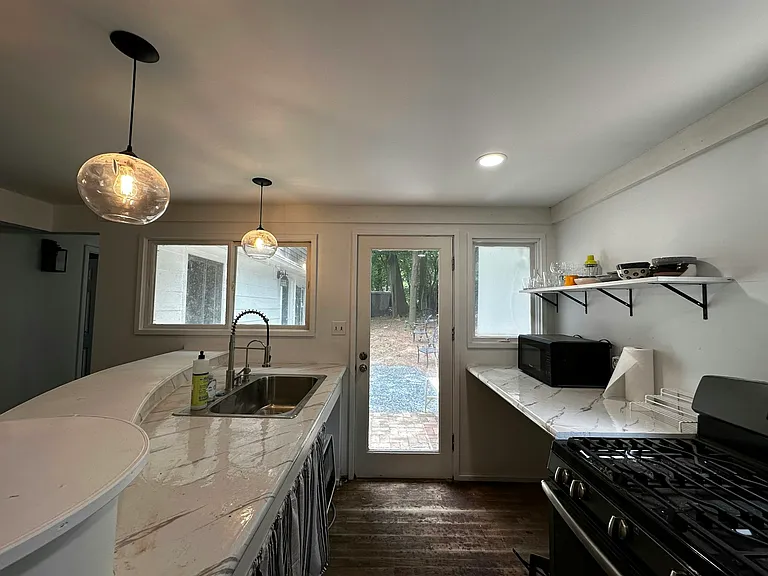 1211 Barnes St NW — Photo 4