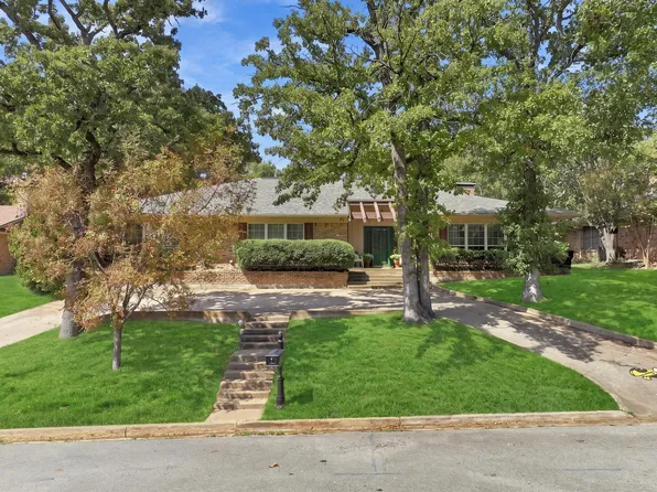 609 Ambassador St, Denison, TX 75020