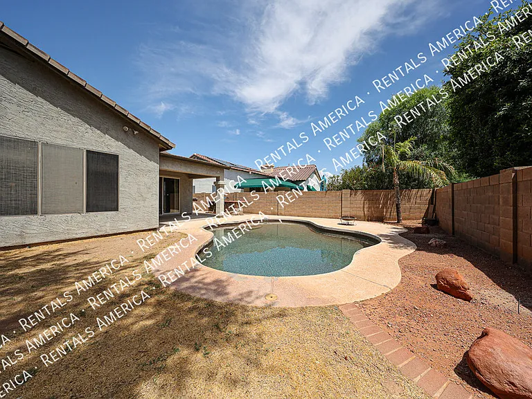 2211 W Olive Way — Photo 42