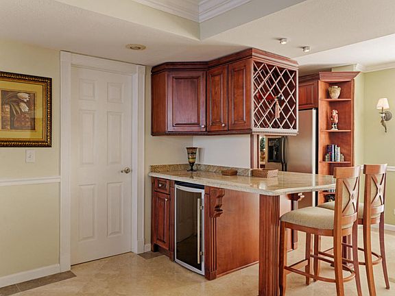 4th image of 130 Lakeshore Dr APT 523