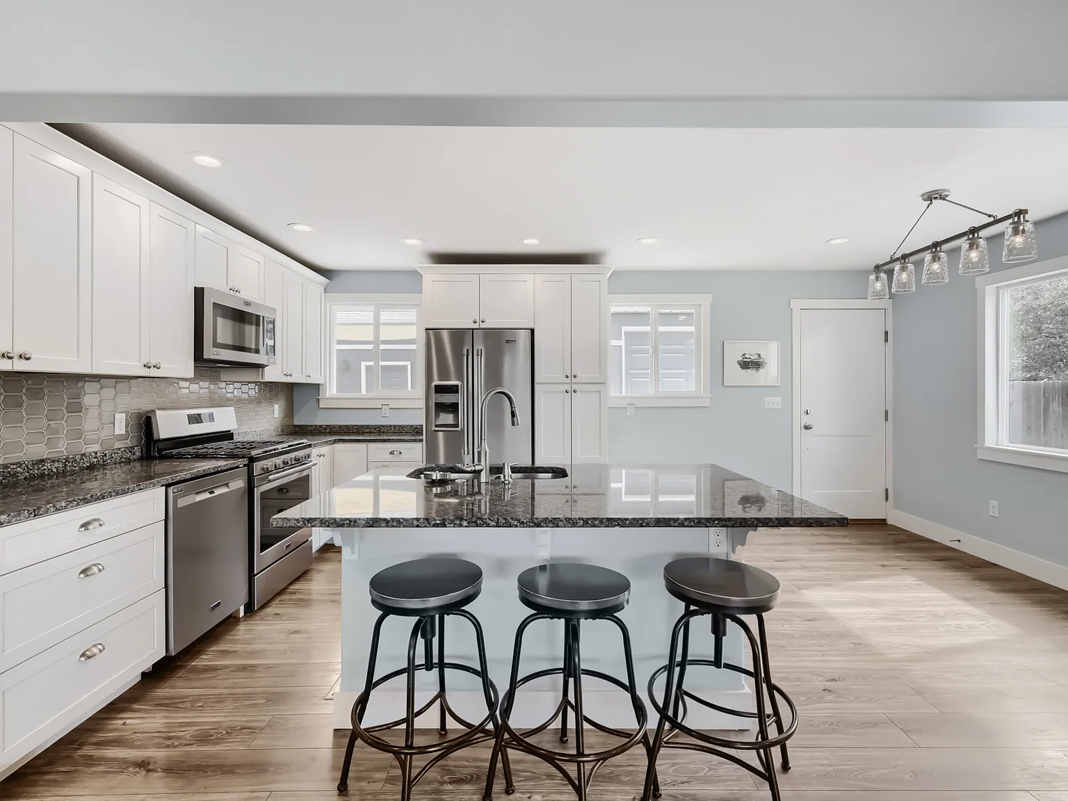 3 bed, 2722 sqft, $3,300 — Photo 4