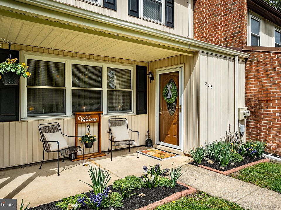 1st image of 202 Westbury Ct