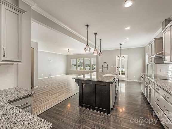 5th image of 137 Maggie Dr