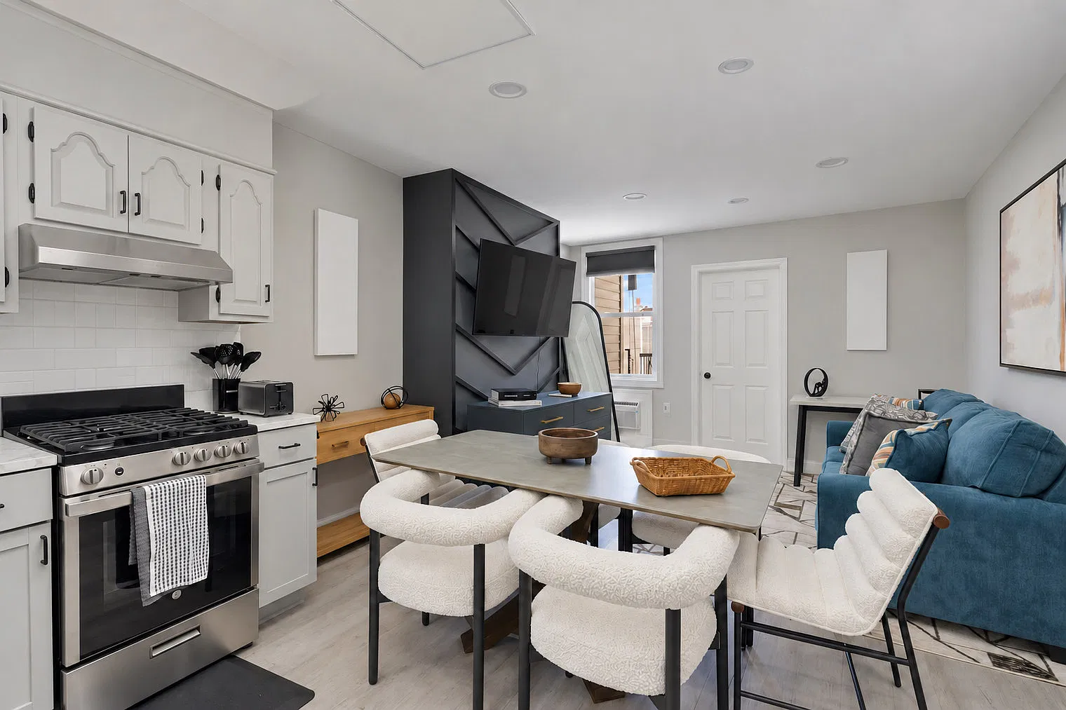 2 bed, 1.0 bath, 1194 sqft, $4,654 — Photo 4
