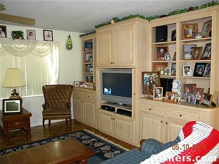 ENTERTAINMENT CENTER IN LIVING ROOM