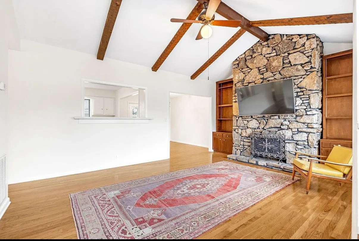 2 bed, 1170 sqft, $1,800 — Photo 2