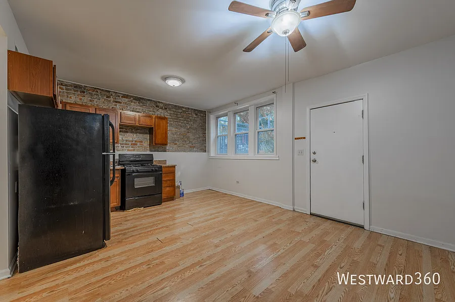 Spacious & Rare 3br/2ba in Logan Square — Photo 2