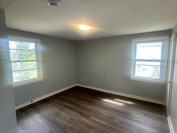 4th image of 28-36 Chapman Pl #28