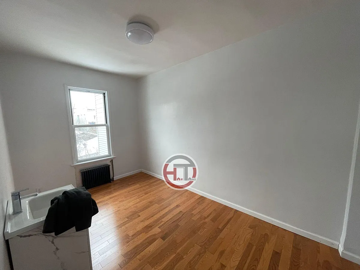 Photo 2 of 5 - 737 Calhoun Ave #2F - Bronx, NY Building Photo - 737 Calhoun Ave #2F