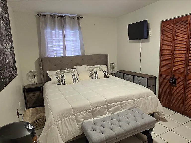 1345 W 41st St #6 — Photo 9