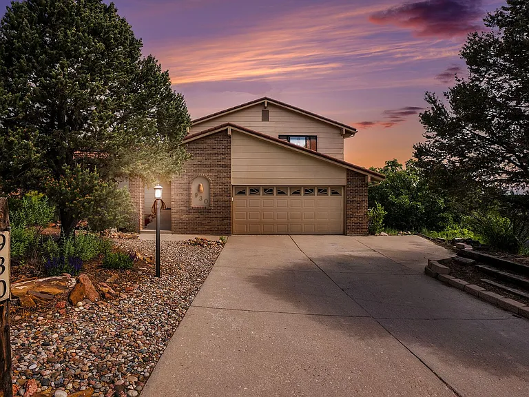 930 Point Of The Pines Dr — Photo 1