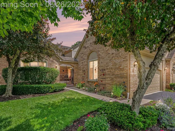 2202 Elm Cir, Shelby Township, MI 48316