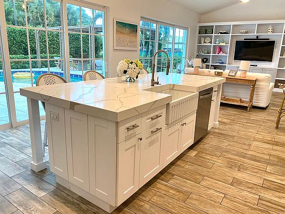 Open floor living, 10 ft isl