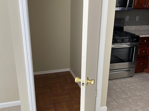 4th image of 292 Bolton Ave #1