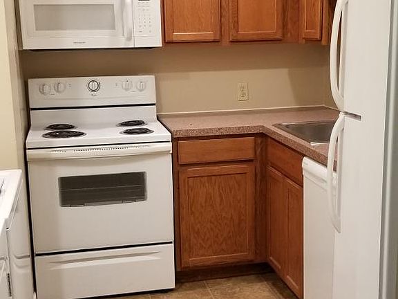 Kitchen (9x9) Includes: microwave, dishwasher, and garbage d