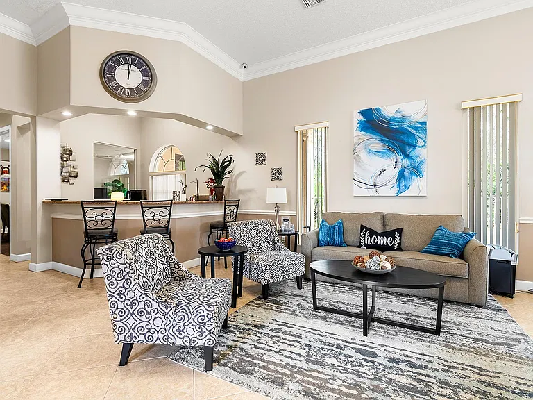 Bella Vista Apartments — Photo 42