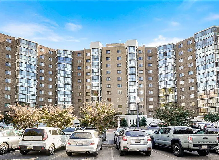 15100 Interlachen Dr #821 — Photo 2