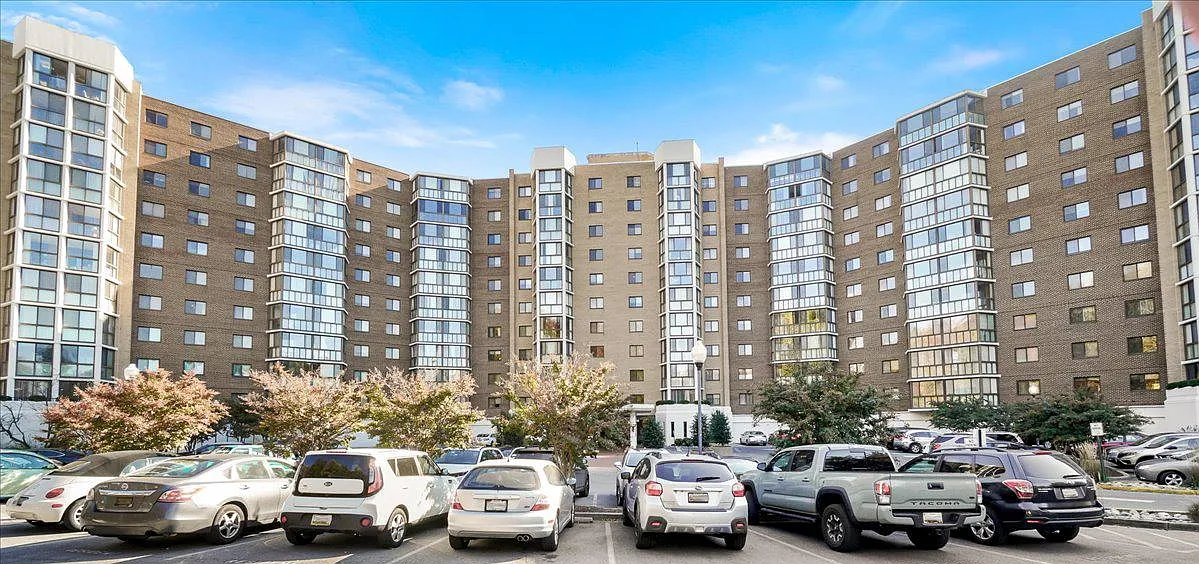 Building Photo - 15100 Interlachen Dr #821