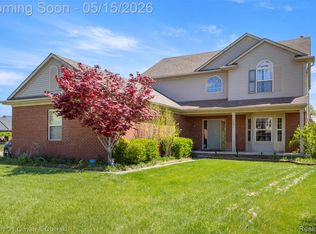 30537 Linden Ct, Flat Rock, MI 48134