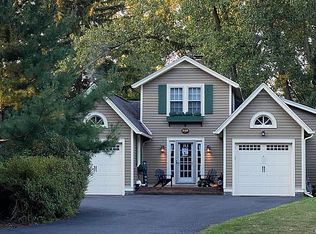 242 S Cayuga Rd, Williamsville, NY 14221
