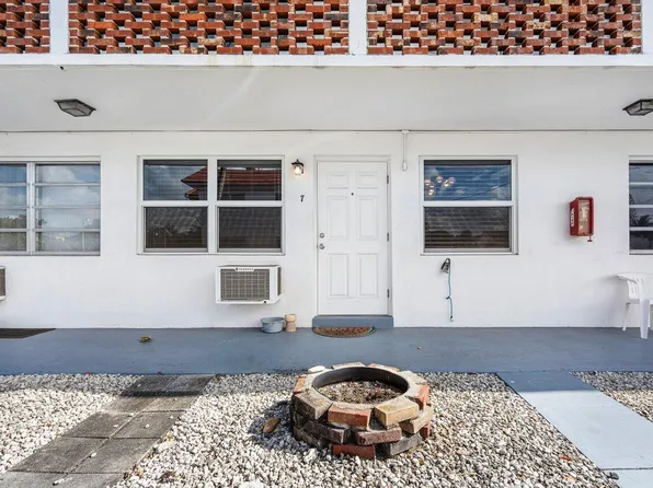 22 SE 3rd Terrace #7, Dania Beach, FL 33004