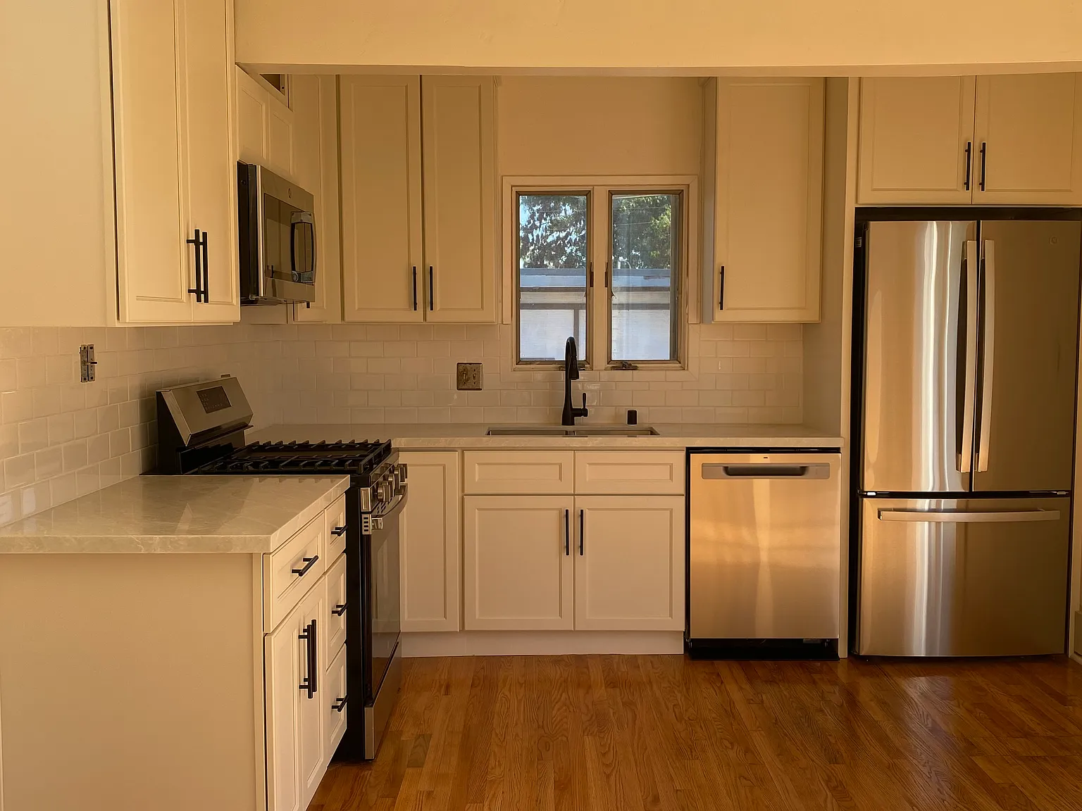 3 bed, 1200 sqft, $4,650 — Photo 4