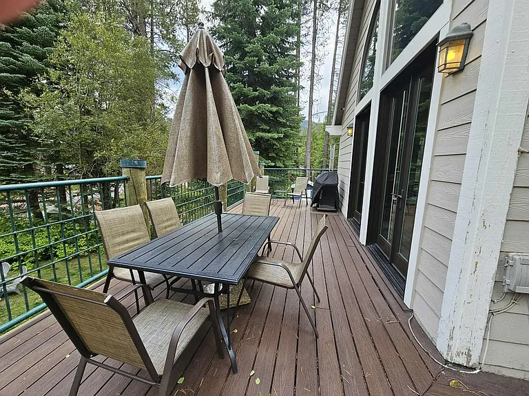 Upstairs deck off livingroom