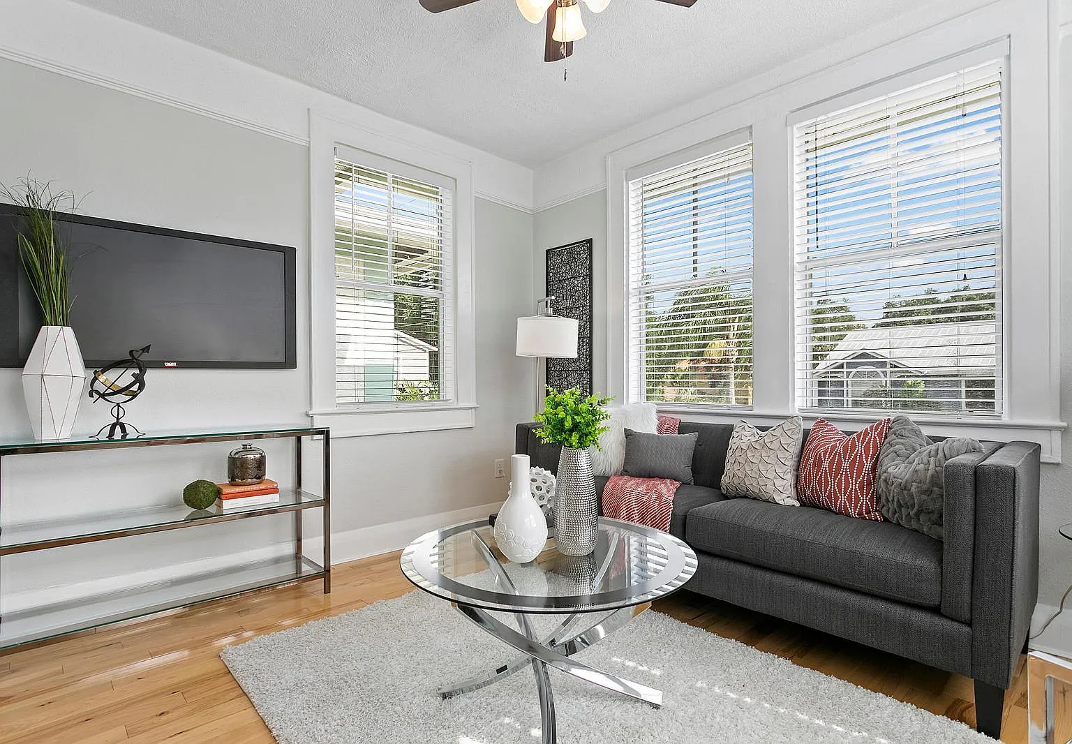 2 bed, 975 sqft, $2,200 — Photo 2