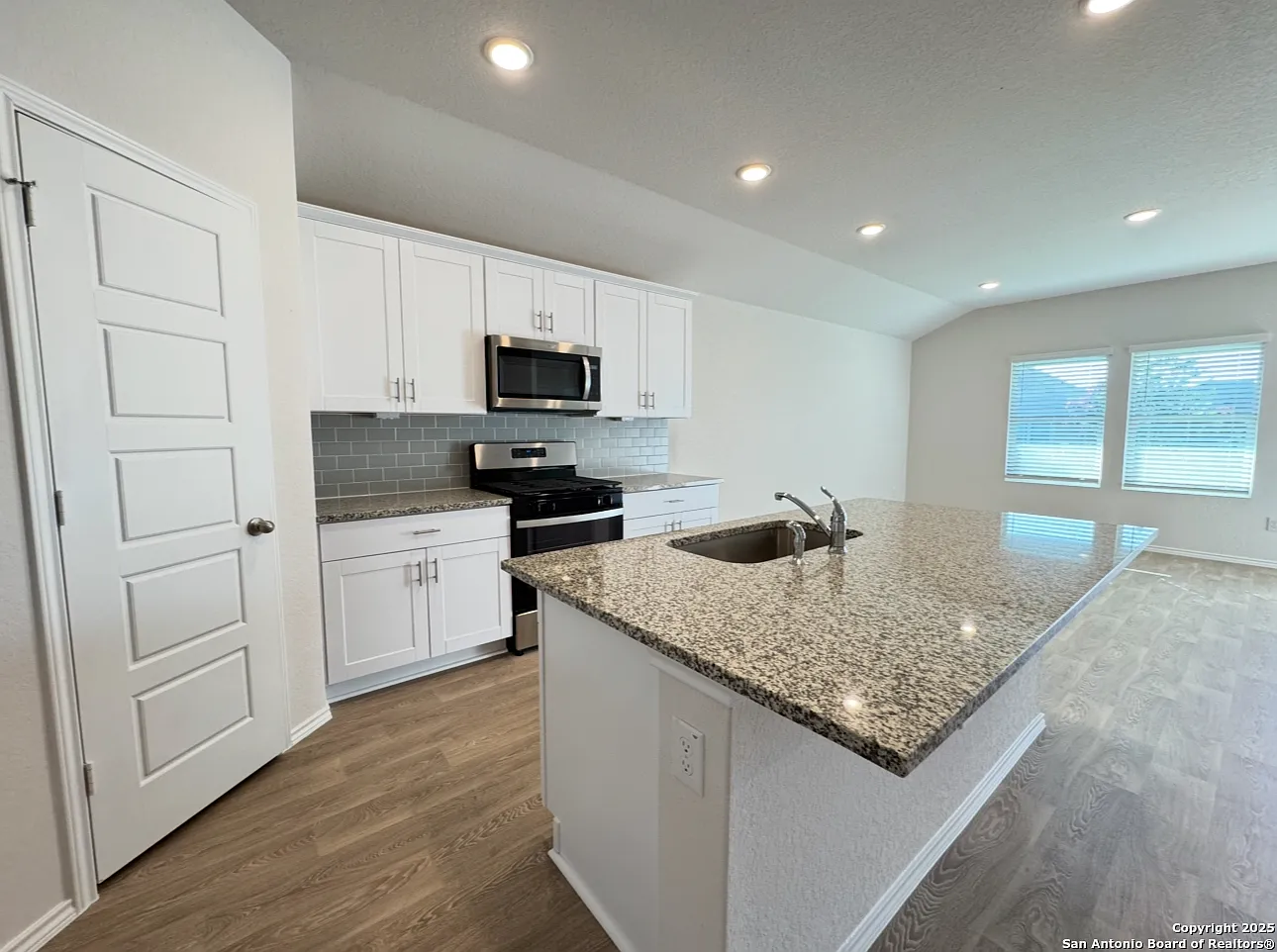 4 bed, 1816 sqft, $2,200 — Photo 3