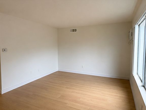 2nd image of 1500 Eastpark Dr Unit 3
