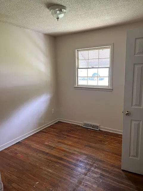 3 bed, 1000 sqft, $1,300 — Photo 3